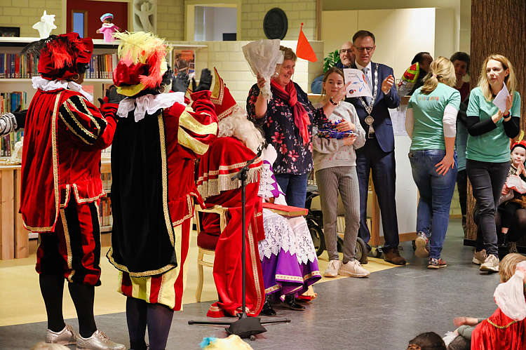 Aankomst van de Sint en zijn Zwarte Pieten in Waarder_074